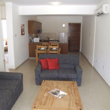 2 Bedroom Poolside Apartment E9 Пея Екстериор снимка